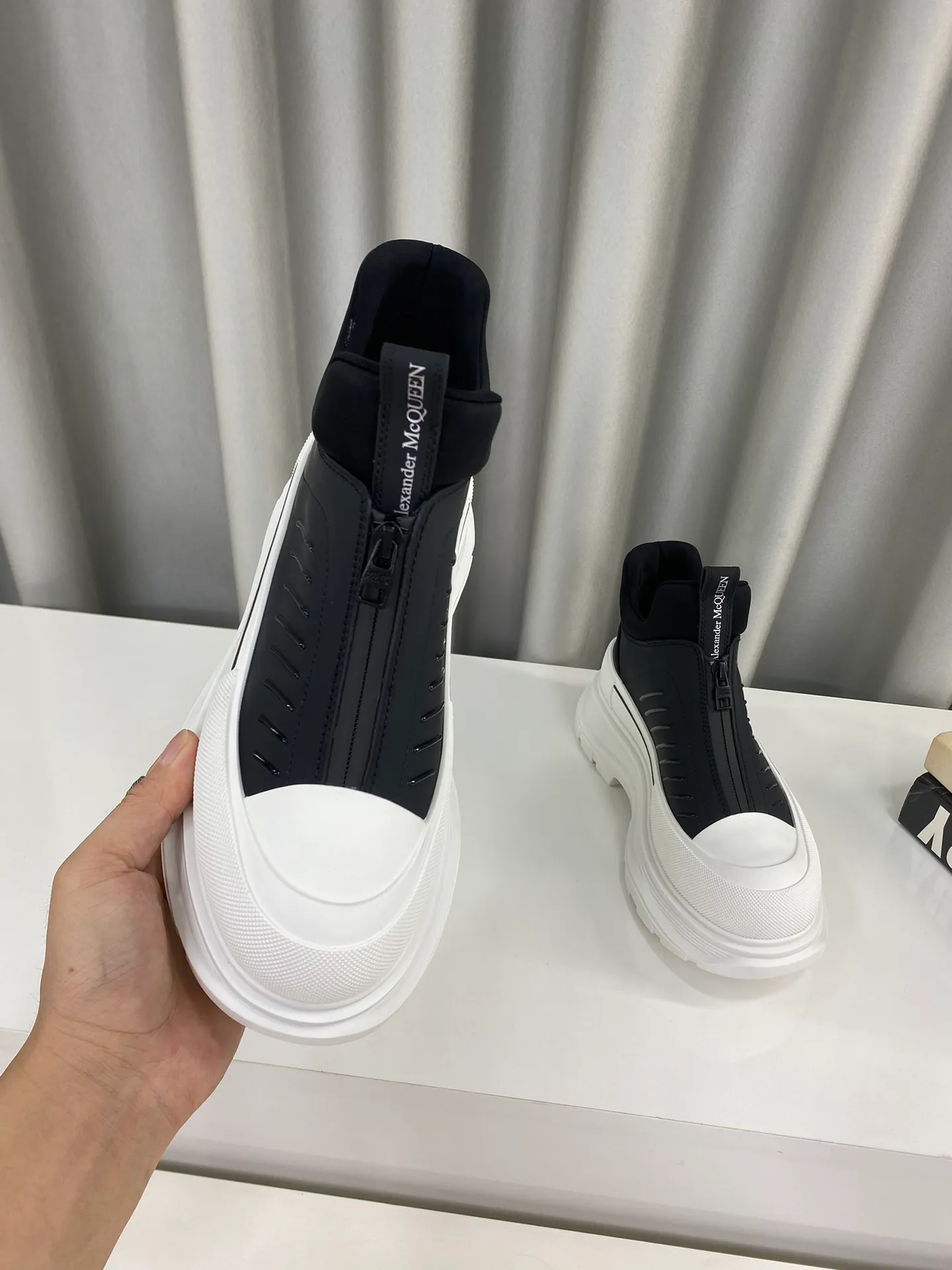 👟👟Ex-factory price 660👟👟Men's size +10 🔺Mc Queen 🔺Alexander McQueen's latest model, thick-soled front zipper dad shoes🌈 The designer has a bold idea and combines the trend of the times with the perfect design. It is super comfortable and versatile, with a new dad-style design and a multi-craft spliced ​​outsole. It is perfect. Many celebrities and Internet celebrities endorse it. 🔥Material: Original custom-made first-layer cowhide for the upper. Inside: Cali sheepskin feet. Outsole: Original TPU multi-layer combination outsole, •┈┈┈┈┈┈★┈┈┈┈┈┈┈• Size: Women’s 35～39 (34, 40, customization is non-returnable) Men’s 39～44 (38, 45, customization is not returnable) Full set of counter original packaging